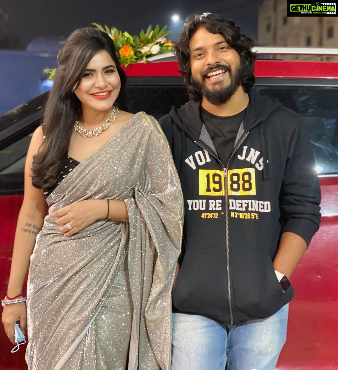 Ashu Reddy Instagram - • Swipe left• Never loved sarees and people so much until I met them!!❤️🌹❤️ @she_shore_designers #mygang #biggboss3telugu #ashureddy
