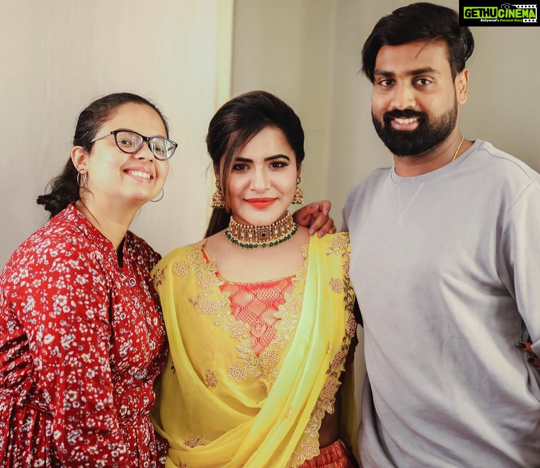 Ashu Reddy Instagram - Best team ever and best friends ever ๐นโค๏ธ #starmaa @poojarao_ananth @bhargavchowdarys @errollasantosh ๐๐๐ป