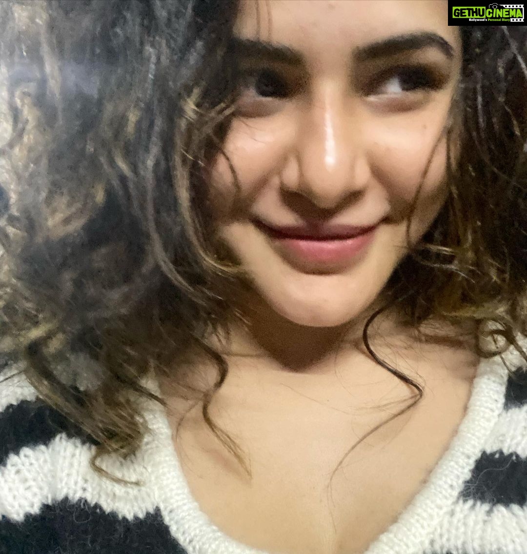 Ashu Reddy Instagram - When your crush passes by, heart skips a beat ๐คจ๐๐คฃ #ashureddy