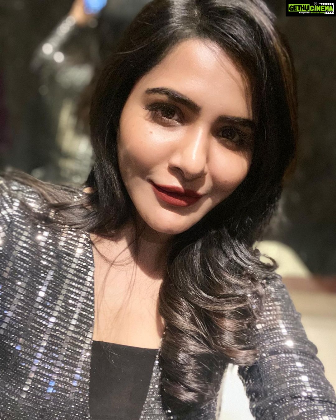 Ashu Reddy Instagram - Just a portrait 💃🏻🌹 #ashureddy