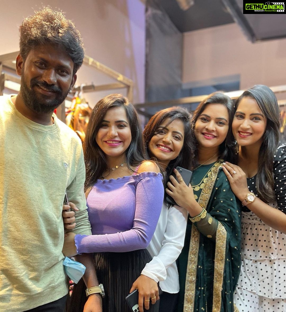 Ashu Reddy Instagram - At the grand opening of Ooko Kakà ❤️ @sipligunjrahul @kondapisrikanth #feelingproud #growthisgood #ashureddy #biggbosstelugu3 ❤️