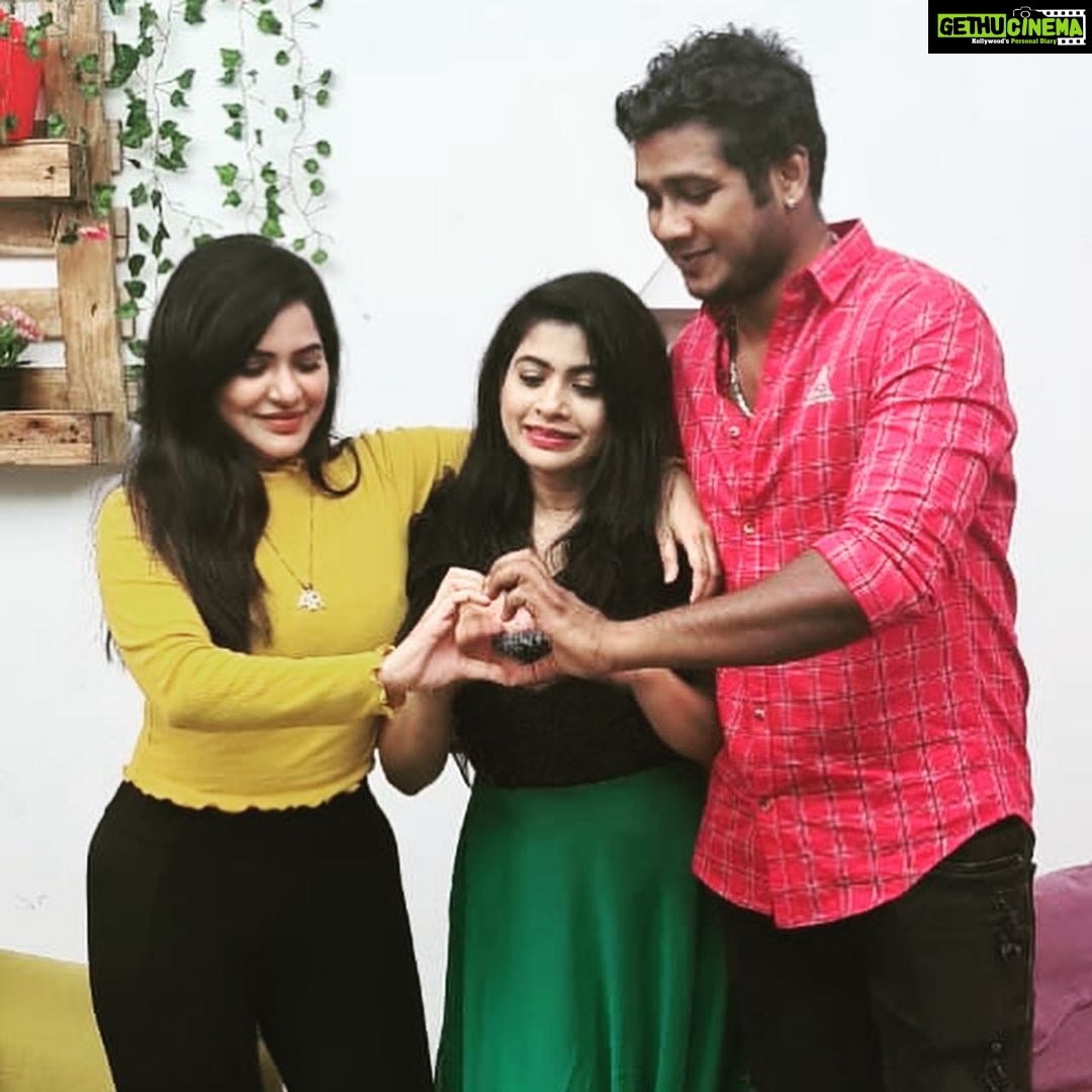 Ashu Reddy Instagram - BIGGGG ANNOUNCEMENT TOMORROW...!!🤚🏻❤️🌹 Please be at filmnagar petrol bunk by evening 5PM for the reveal..!! This one is special @sipligunjrahul #ookokaka #jhps #ashureddy