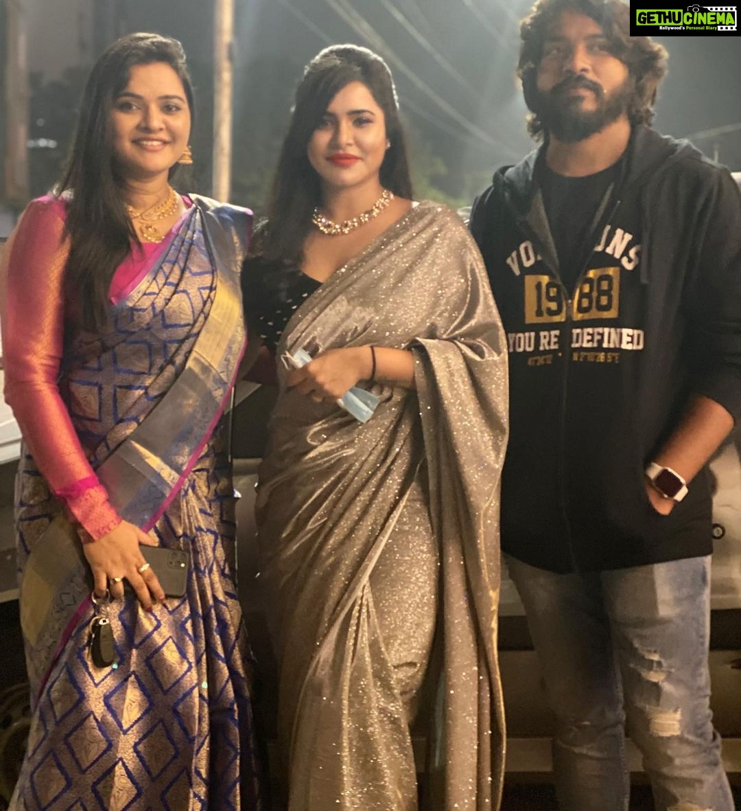 Ashu Reddy Instagram - • Swipe left• Never loved sarees and people so much until I met them!!❤️🌹❤️ @she_shore_designers #mygang #biggboss3telugu #ashureddy