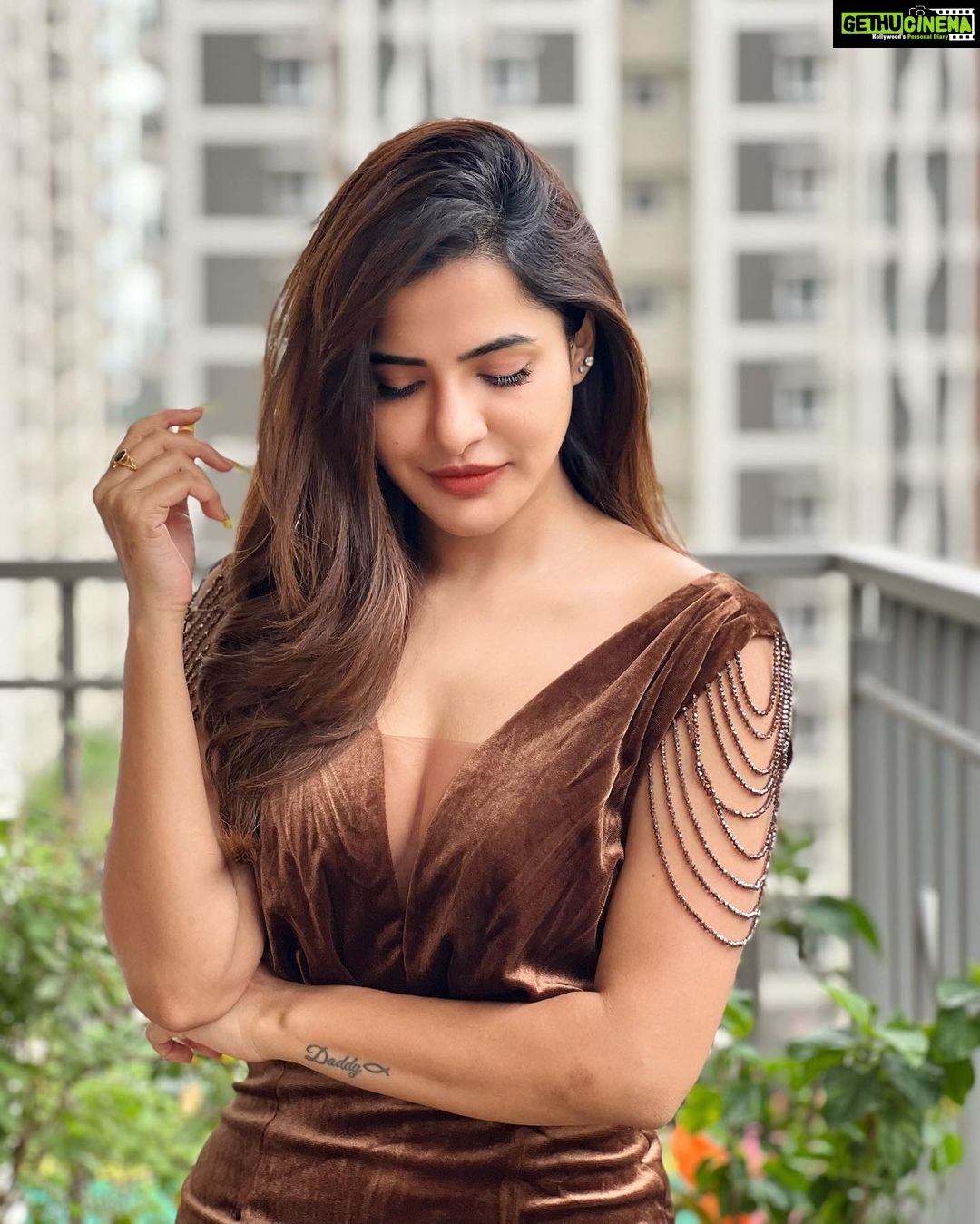 Ashu Reddy Instagram - You need no ornaments when you're solid gold 🏵🫠 #ashureddy #coffeevibes #randomthoughts