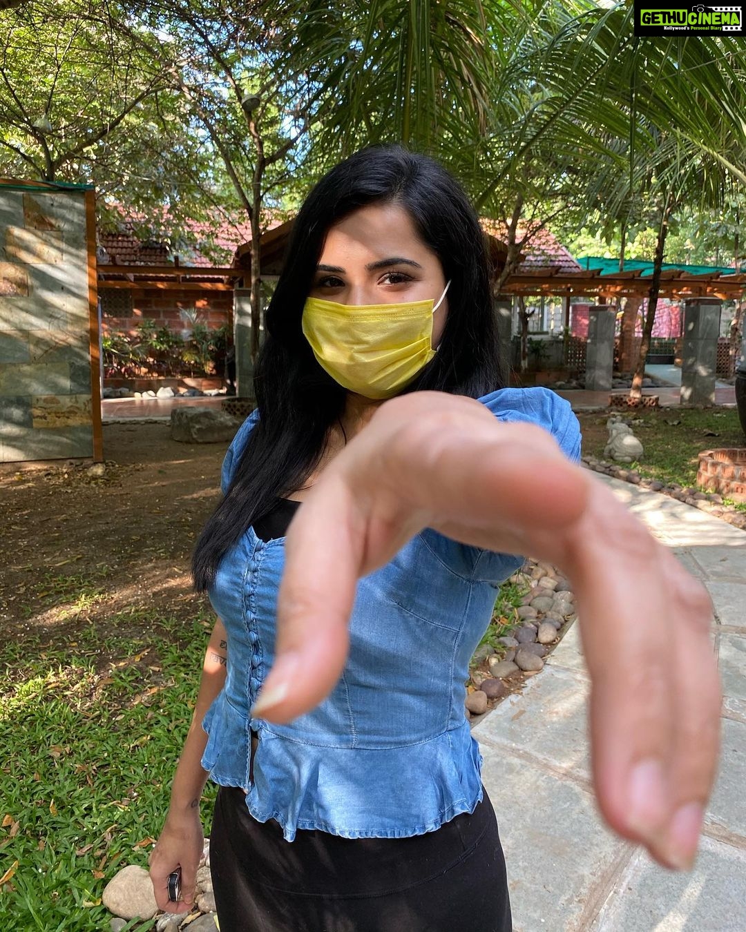 Ashu Reddy Instagram - Hey you! Whats up? 🍁🌹