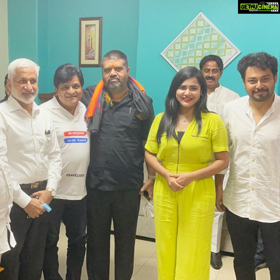 Ashu Reddy Instagram - Thank you vizaaag🌹💋 #sriharshafoundation #ysrcp🇱🇸 🎊 Vizag - The City Of Destiny
