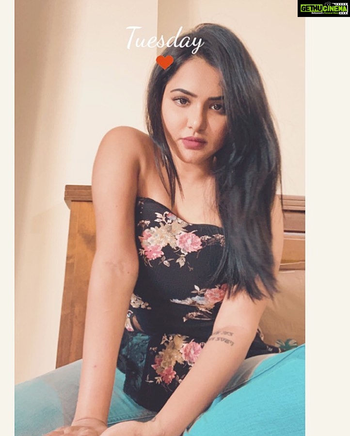 Ashu Reddy Instagram - I created a vibe that's surreal 💋🦋 #ashureddy