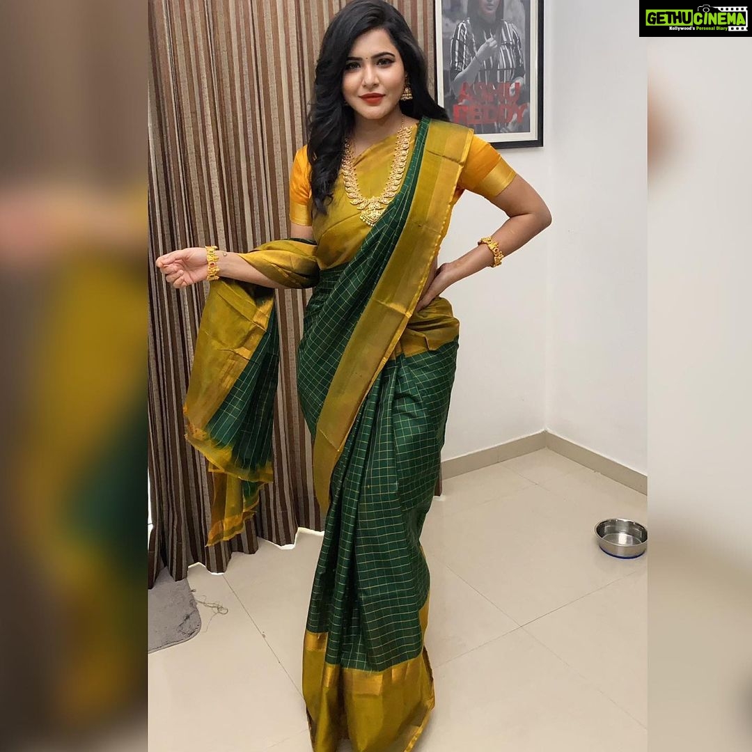Ashu Reddy Instagram - • Saree is a dignity every Indian woman walks with • #HAPPYDIWALI #ashureddy 🌹❤️