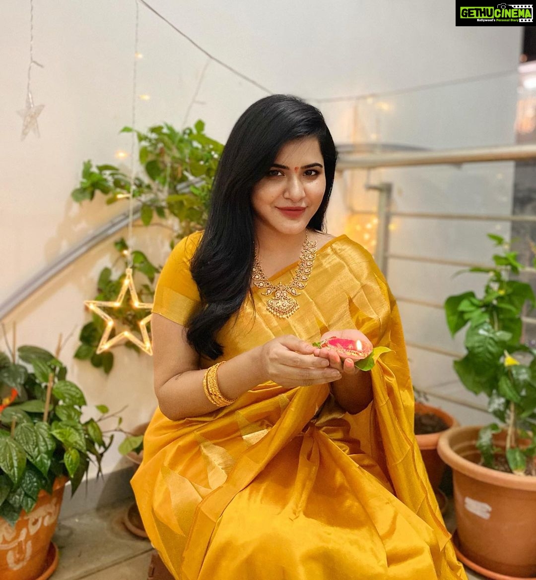 Ashu Reddy Instagram - Happy Diwali 🪔 #staysafe 🎁 #ashureddy 🌹