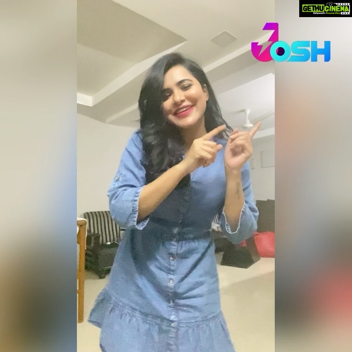 Ashu Reddy Instagram - Who remembers this song?! Follow me on @officialjoshapp #joshmeinaaja #ashureddy ❤️