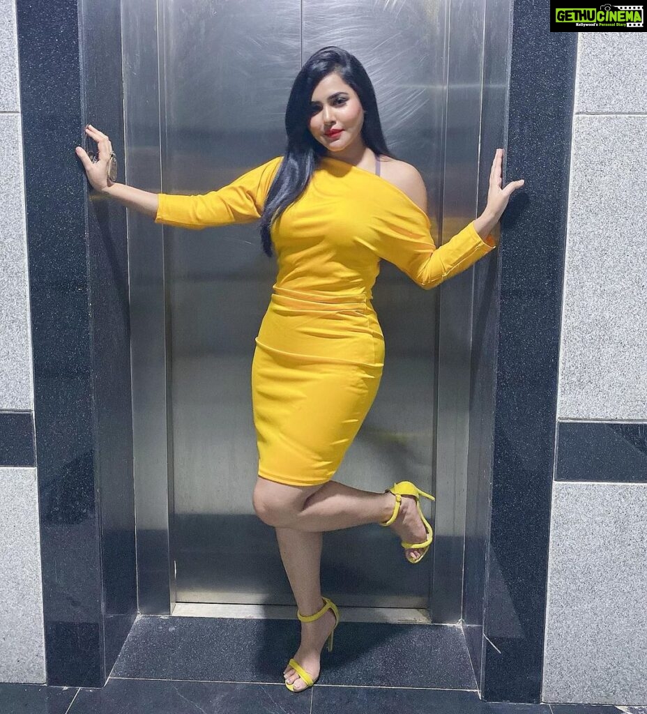 Actress Ashu Reddy HD Instagram Photos and Wallpapers November 2020 ...