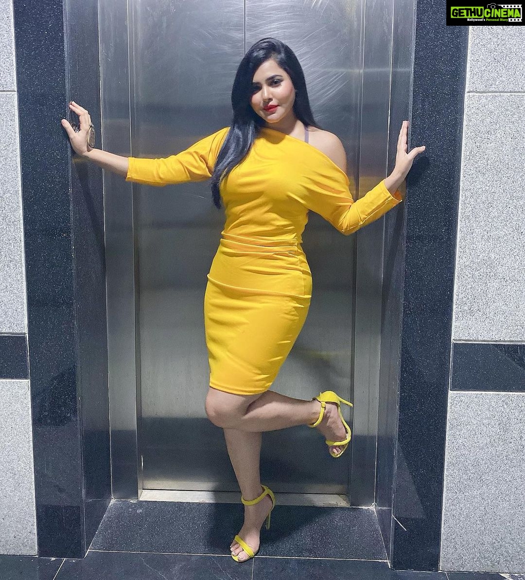 Ashu Reddy Instagram - Meet me at the lobby 🌟🌼 #ashureddy