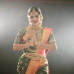 Ashu Reddy Instagram - Andariki Dussera Subhakanshalu 🌹❤️ #wisheveryonethebest @amarsonsjewellery @emraanartistry @mr.pakanati #ashureddy