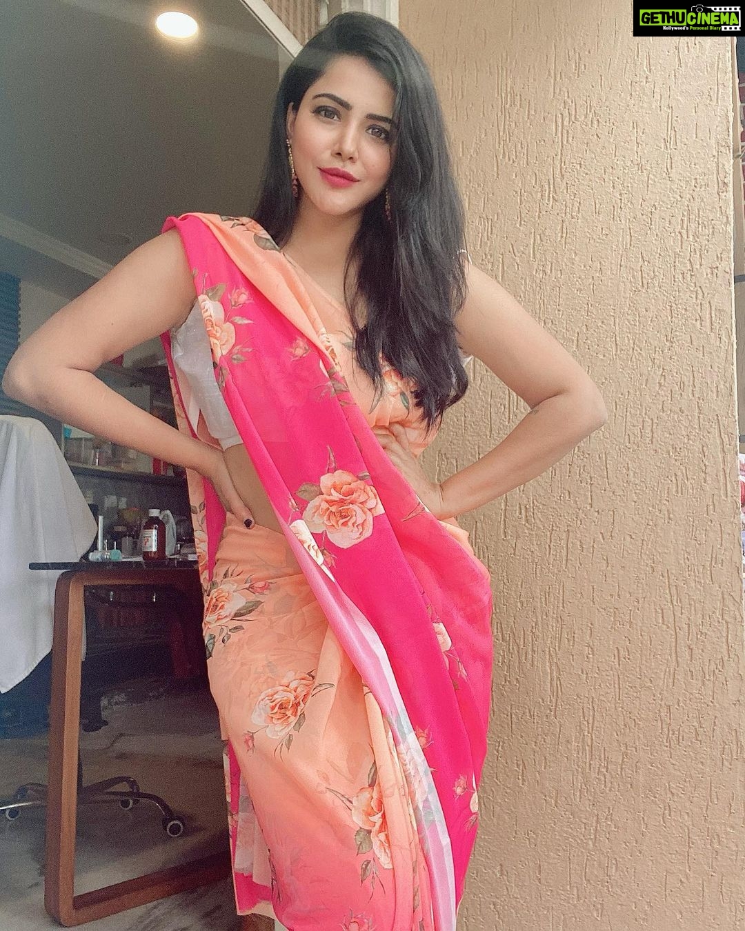 Ashu Reddy Instagram - Smile! It's free therapy!🌹 Cute floral saree by @sravs_clothing 🌹 #collaboration #ashureddy 🌹