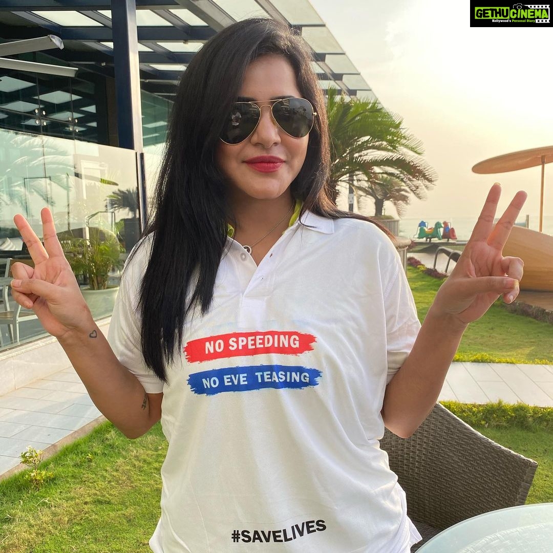 Ashu Reddy Instagram - Thank you vizaaag🌹💋 #sriharshafoundation #ysrcp🇱🇸 🎊 Vizag - The City Of Destiny