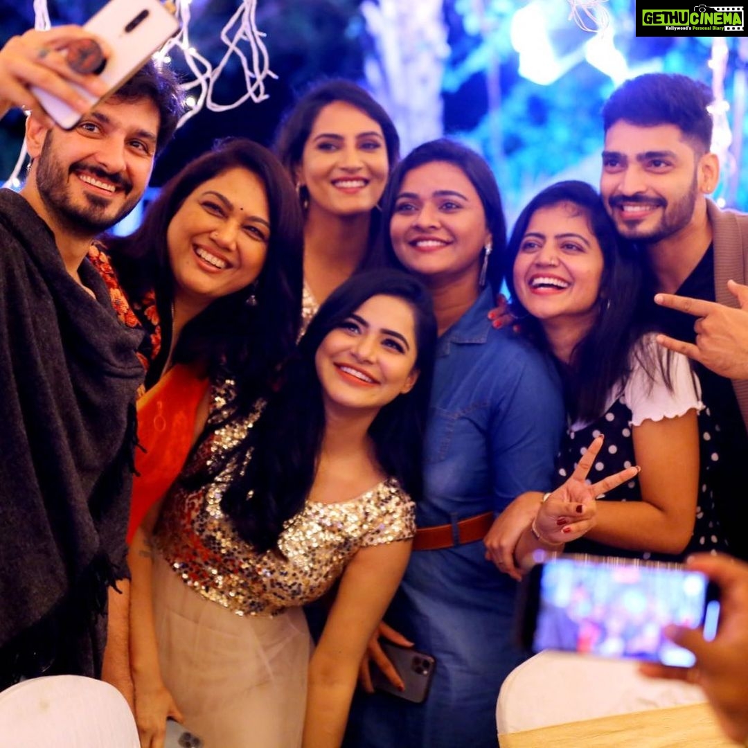 Ashu Reddy Instagram - Friends are forever..!! 🙌🏻@sipligunjrahul #ashureddy
