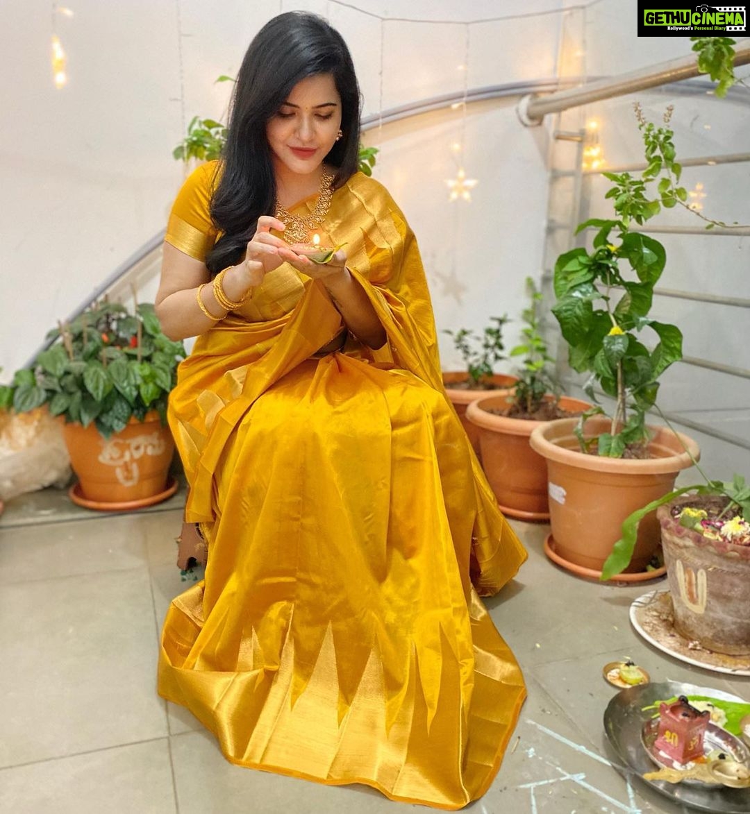 Ashu Reddy Instagram - Happy Diwali 🪔 #staysafe 🎁 #ashureddy 🌹