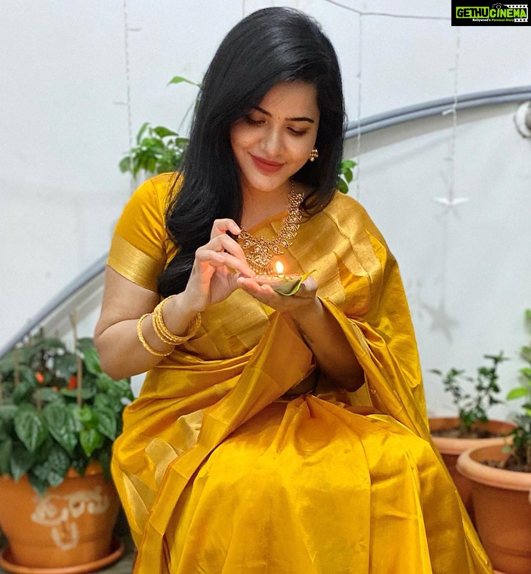 Ashu Reddy Instagram - Happy Diwali 🪔 #staysafe 🎁 #ashureddy 🌹