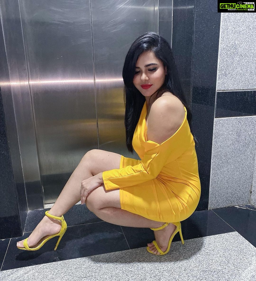 Ashu Reddy Instagram - Meet me at the lobby 🌟🌼 #ashureddy