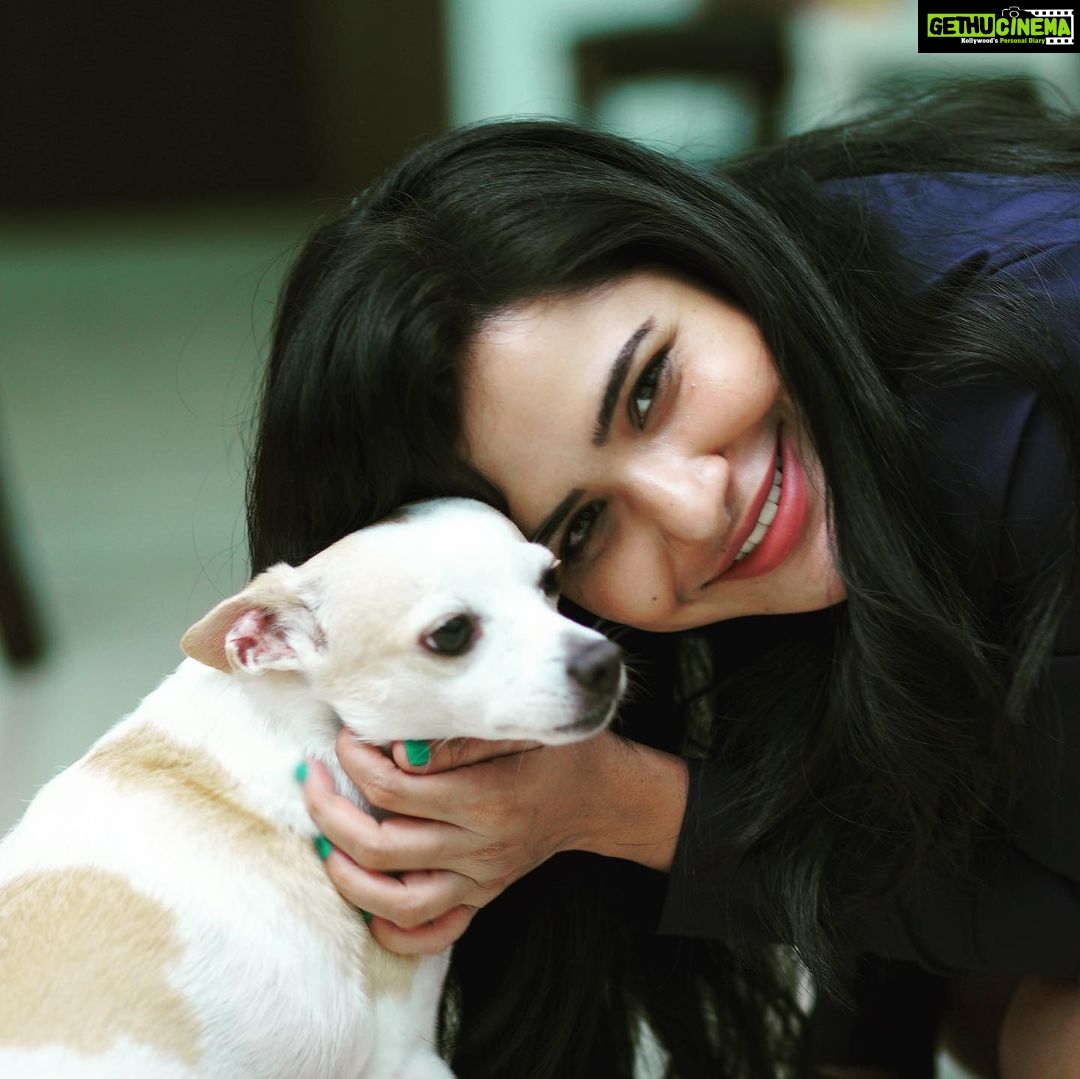 Ashu Reddy Instagram - Unconditional and endless love..! ๐นโค๏ธ #Rajugadu ๐ถ ๐