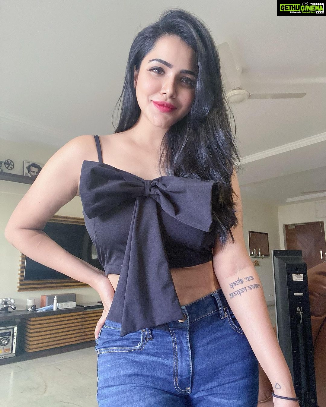 Ashu Reddy Instagram - 🌹🌹 Cute little top from @fashionwithfusion 🌹🌹 #collaboration #ashureddy ☀️