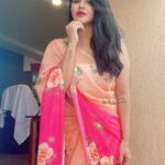 Ashu Reddy Instagram - Smile! It's free therapy!🌹 Cute floral saree by @sravs_clothing 🌹 #collaboration #ashureddy 🌹