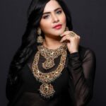 Ashu Reddy Instagram - Royalty is my identity ❤️🌹 MUA @emraanartistry PC @mr.pakanati 🎊 @amarsonsjewellery