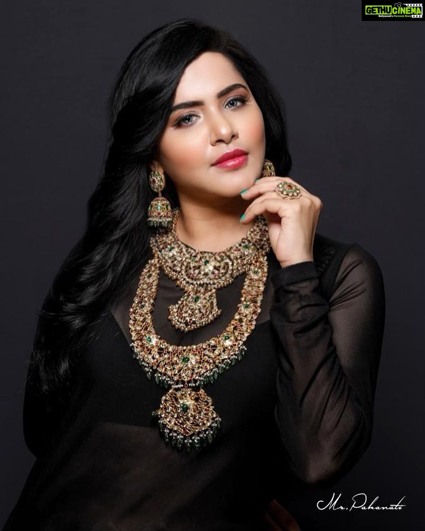 Ashu Reddy Instagram - Royalty is my identity ❤️🌹 MUA @emraanartistry PC @mr.pakanati 🎊 @amarsonsjewellery