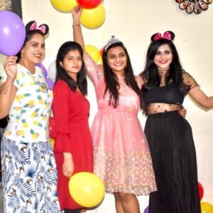 Ashu Reddy Instagram - Happy birthday beautiful heart yet heavy weight ❤️😜 @actressrohini 🌹 #bestfriends #pureheartedperson❤ PC : @bookursurprise