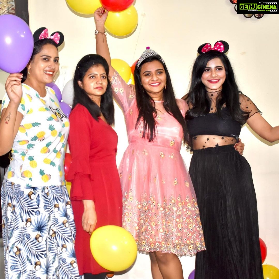 Ashu Reddy Instagram - Happy birthday beautiful heart yet heavy weight ❤️😜 @actressrohini 🌹 #bestfriends #pureheartedperson❤ PC : @bookursurprise