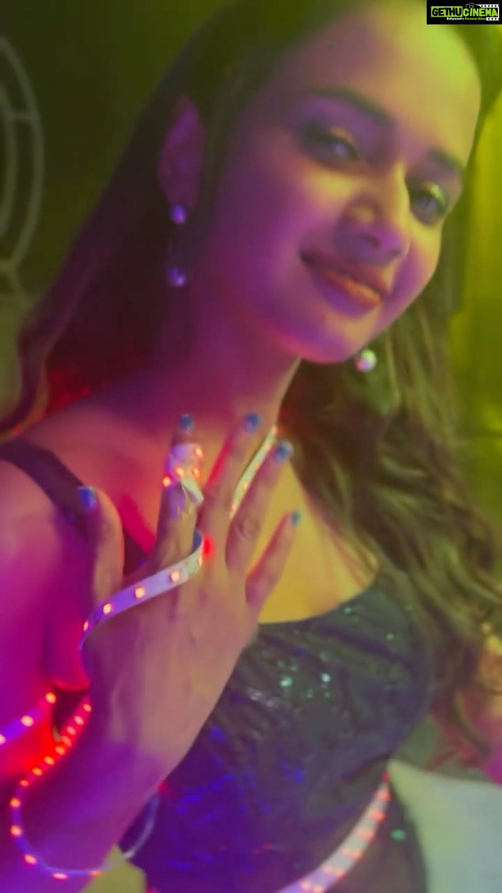 Ashu Reddy Instagram - We dare you to watch till the end 🤭♥️ #ashureddy @ariyanaglory #ooantavamawa #ooantavaooooantava #reels #feels