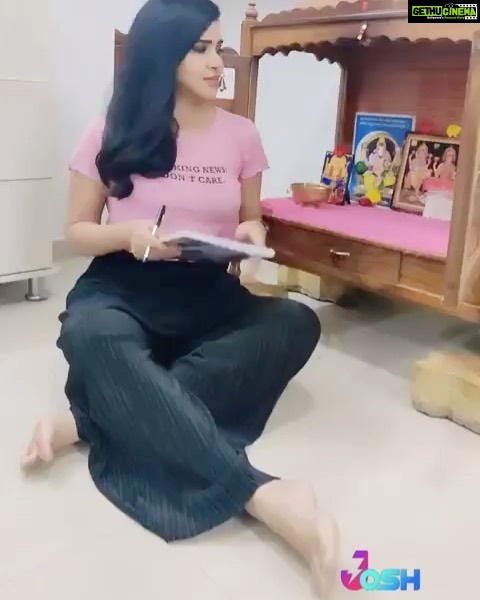 Ashu Reddy Instagram - Make funny videos only on @officialjoshapp ❤️ follow me for more comedy content 🤣 #joshmeinaaja #ashureddy