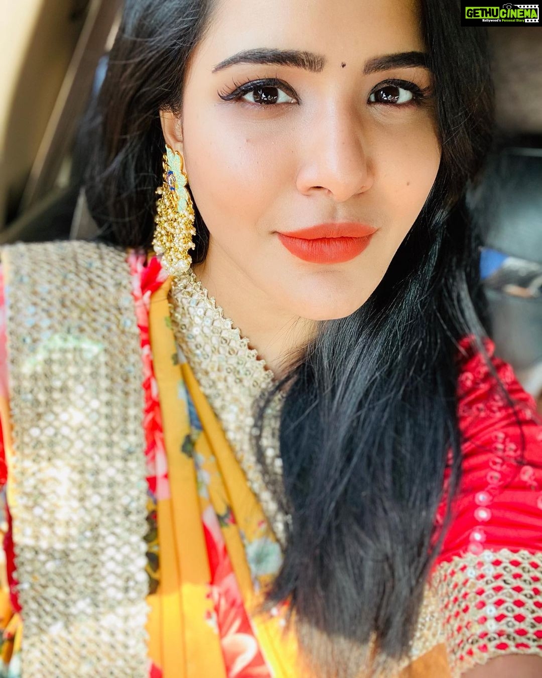 Ashu Reddy Instagram - Know your worth, then add tax 🌹 #potraitmode Half saree by @she_shore_ ❤️