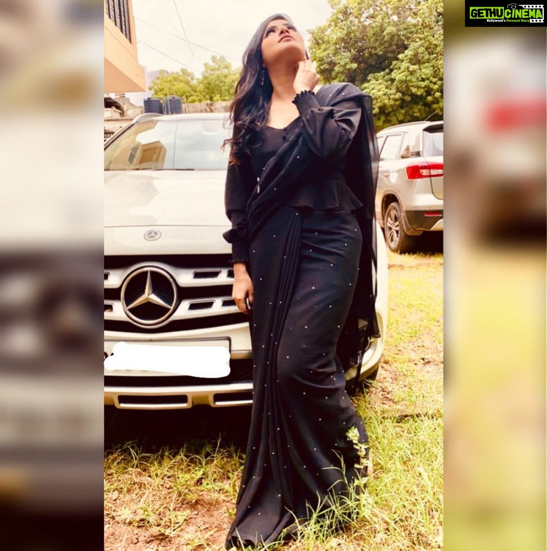Ashu Reddy Instagram - • Let people gossip about your life, that takes you more higher than you can ever imagine • #befree 🌹 India