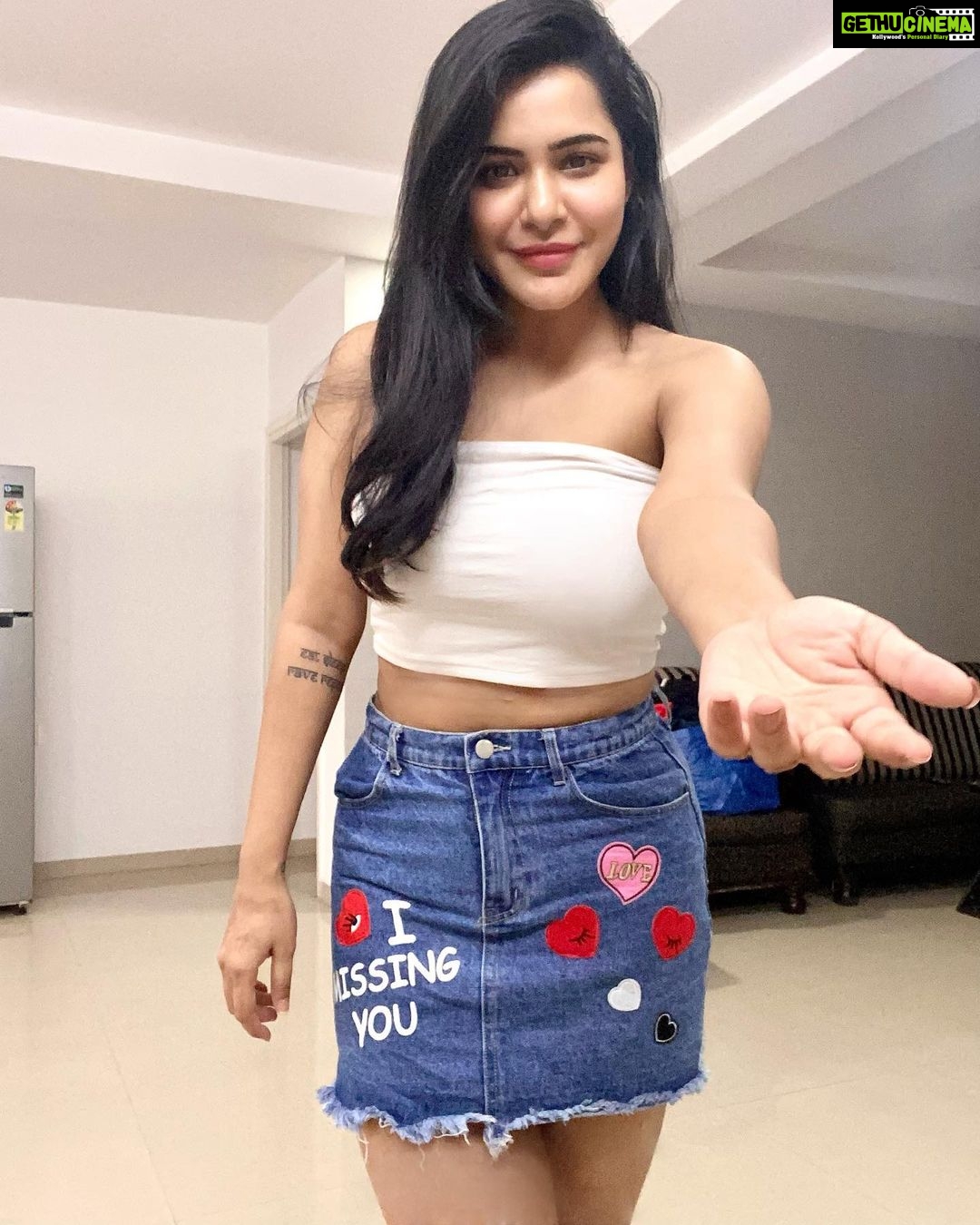 Ashu Reddy Instagram - Giving is more valuable than taking, let it be love or anything ❤️🌹 #ashureddy