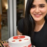 Ashu Reddy Instagram - I'm so happy for the positive response for my YouTube content. Thank you everyone and keep supporting ❤️ Received this yummy CAKE from @ambrosia.hyd 🌹 #myfavorite #keepingupwithashu 🥳 Don't forget to swipe to see the last picture, 😂