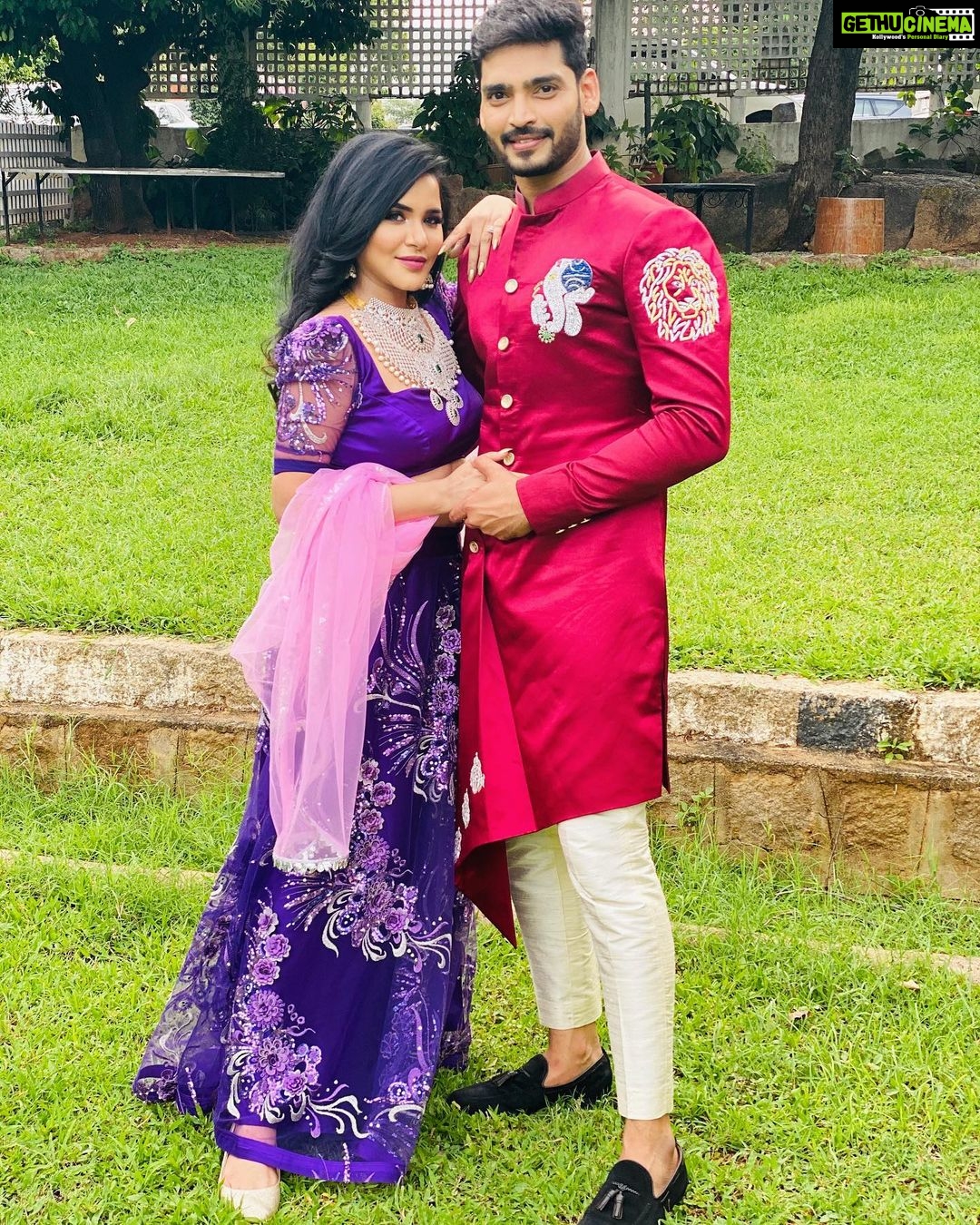 Ashu Reddy Instagram - Nothing, we are just promoting @she_shore_ wearing the outfits by @rakesh_earne 🤪 #friendsforever #jaithussss 😂 @ravikrishna_official 🌹 Annapurna Studios