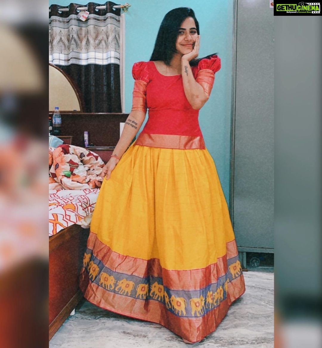 Ashu Reddy Instagram - Sat down• Stood up• there's no in between• Dress by @she_shore_ ❤️ #sravanasukravaram