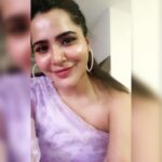 Ashu Reddy Instagram - Thanks to my skin, it shines whenever it's surrounded by stars 🌟 ❤️ @actressrohini #creambiscuit #friendstime