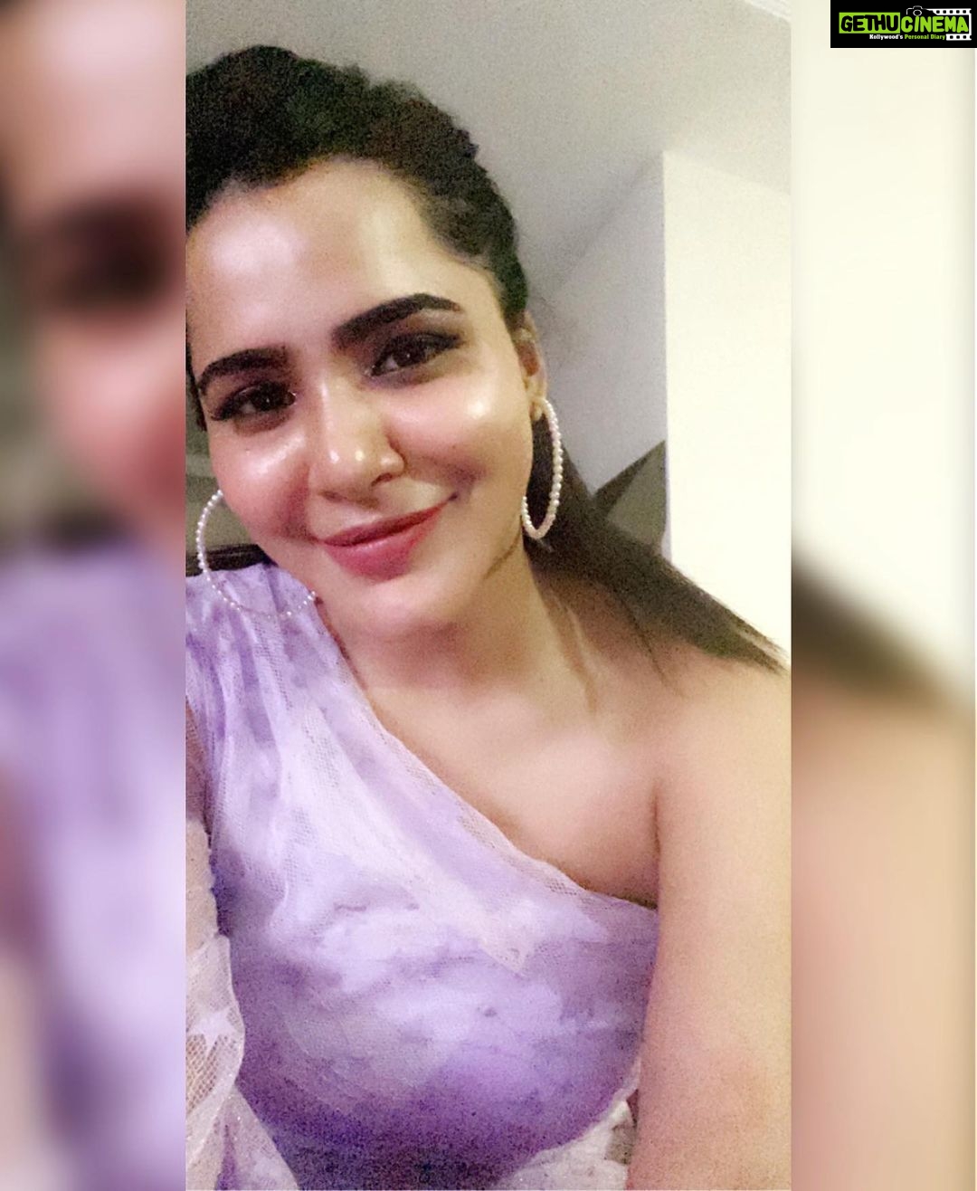 Ashu Reddy Instagram - Thanks to my skin, it shines whenever it's surrounded by stars 🌟 ❤️ @actressrohini #creambiscuit #friendstime