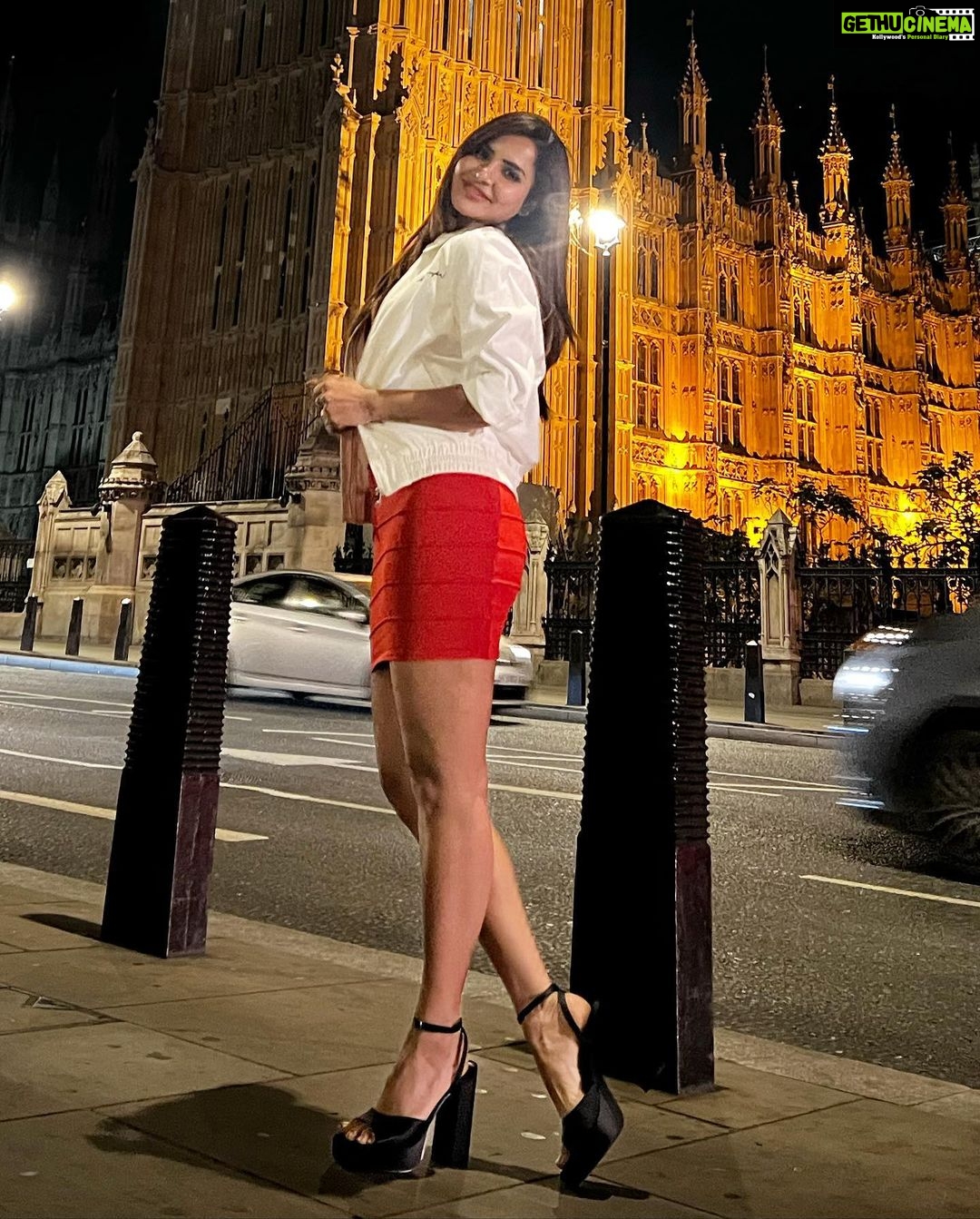 Ashu Reddy Instagram - Big Ben, London Eye, and the mighty London Bridge ๐ฌ๐งโฅ๏ธ๐ #ashureddy #londonbridge #londoneye #traveladdict #lifegoeson ๐ซ Westminster Abbey