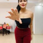 Ashu Reddy Instagram - Hey wait••• Is it too late to say I'm bored 😐🙆🏻‍♀️ #quarantineandchill #stayhomeclub