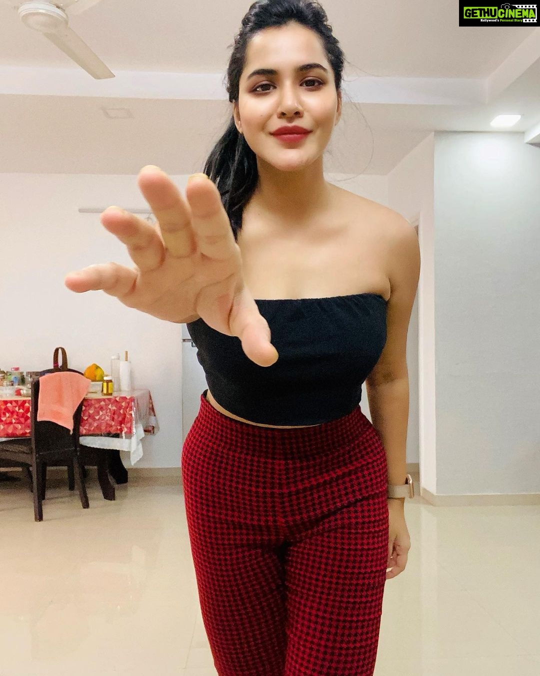 Ashu Reddy Instagram - Hey waitβ’β’β’ Is it too late to say I'm bored πππ»ββοΈ #quarantineandchill #stayhomeclub