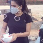 Ashu Reddy Instagram - Someone somewhere needs our help, I donated food and water today to police workers, orphans and stray dogs. ❤️ please do your help even it's a minimum thing. 🤗#kindnessmatters #hydpolice #fightcovid19 𝑰 𝒏𝒐𝒎𝒊𝒏𝒂𝒕𝒆 @rao_gari_pilla @itshimaja @i.ali.reza @tvshilpa @nikhiluuuuuuuuu @actressrohininoni 𝒕𝒐 𝒉𝒆𝒍𝒑 𝒋𝒖𝒔𝒕 𝒔𝒐𝒎𝒆𝒕𝒉𝒊𝒏𝒈 𝒕𝒐 𝒔𝒐𝒎𝒆𝒐𝒏𝒆 ❤️