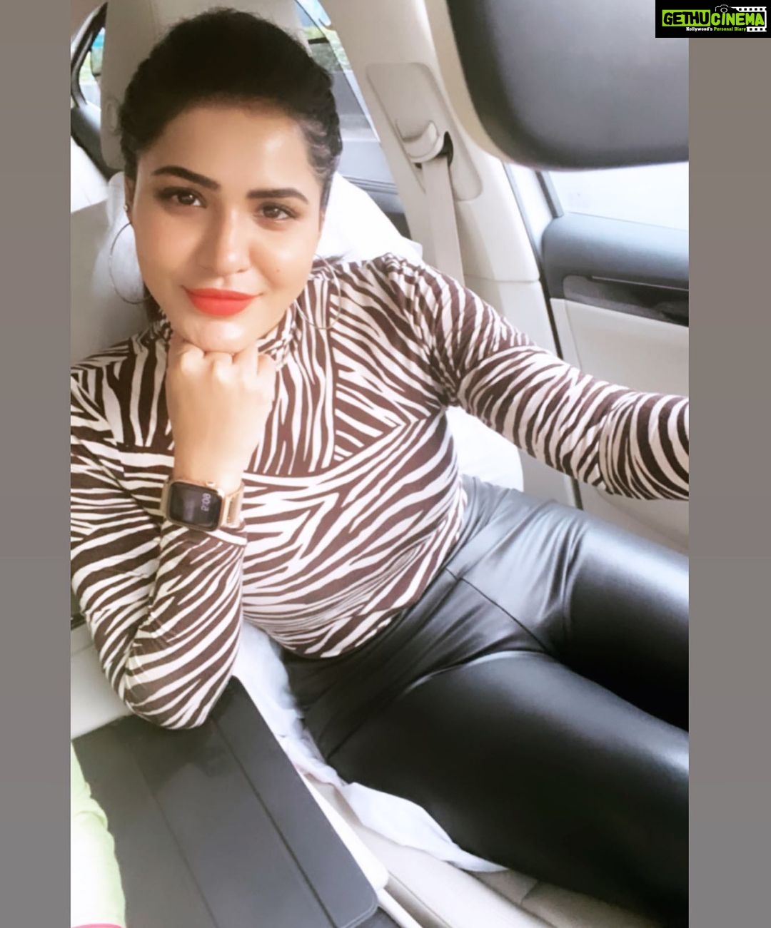 Ashu Reddy Instagram - Stay at home be safe! We don't wanna go through what the world is going through. #quarantine #selfcare #gocorona ❤️