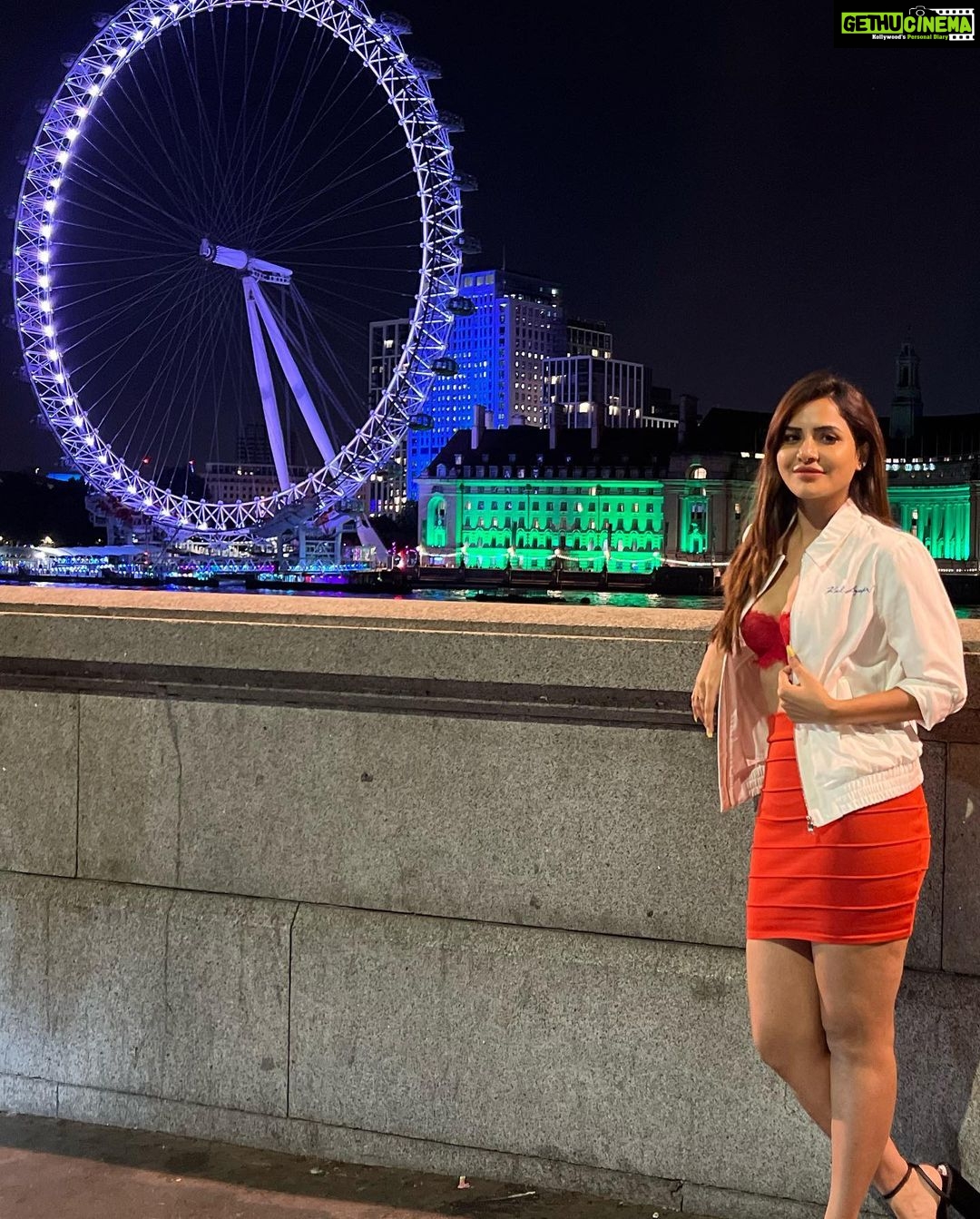 Ashu Reddy Instagram - Big Ben, London Eye, and the mighty London Bridge ๐ฌ๐งโฅ๏ธ๐ #ashureddy #londonbridge #londoneye #traveladdict #lifegoeson ๐ซ Westminster Abbey