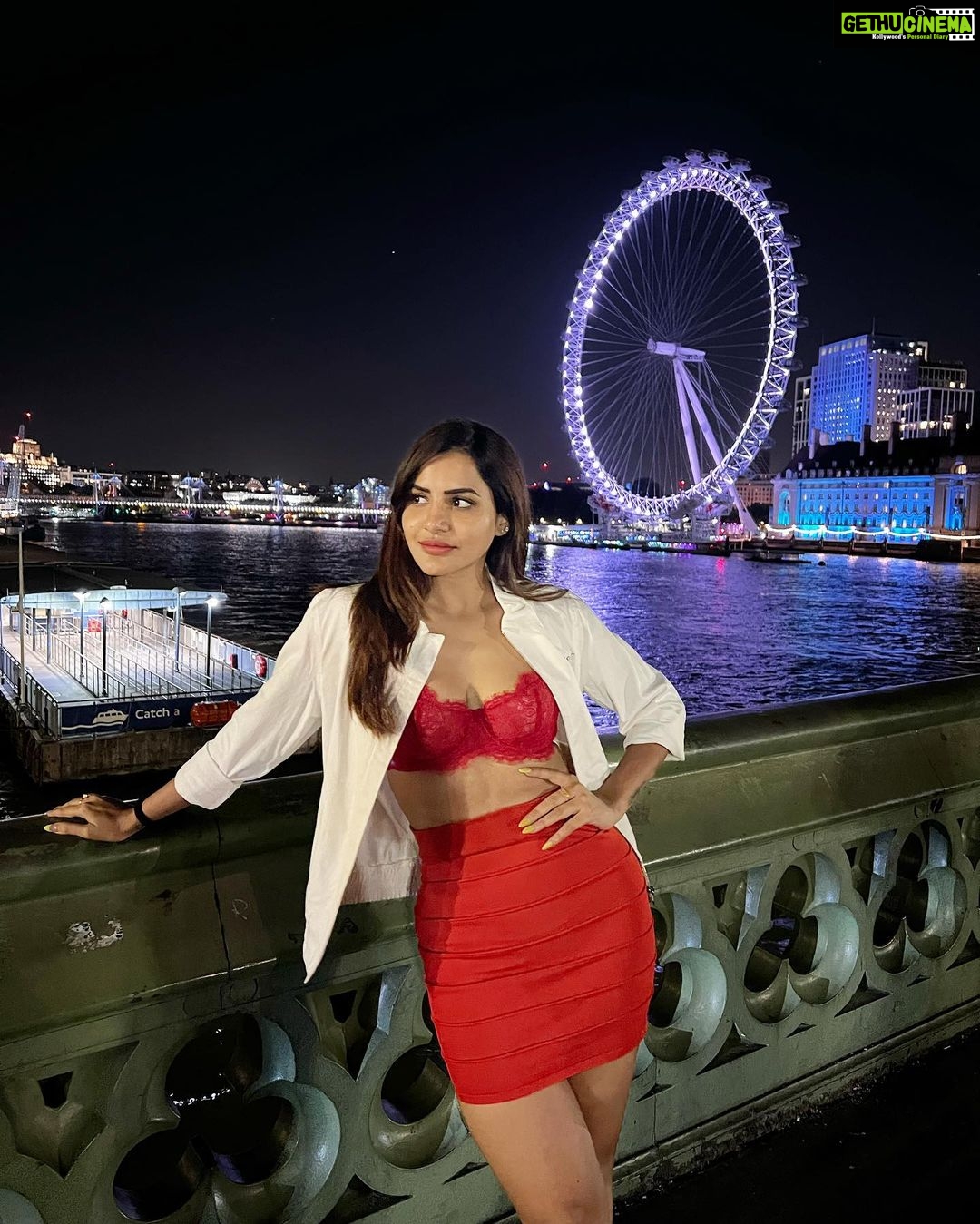 Ashu Reddy Instagram - Big Ben, London Eye, and the mighty London Bridge ๐ฌ๐งโฅ๏ธ๐ #ashureddy #londonbridge #londoneye #traveladdict #lifegoeson ๐ซ Westminster Abbey
