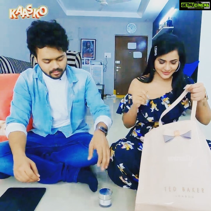 Ashu Reddy Instagram - Watch the link in my bio for "what's in my house" and bag apparently! Thanks @nikhiluuuuuuuuu for invading my privacy and keeping it so public. 🌹