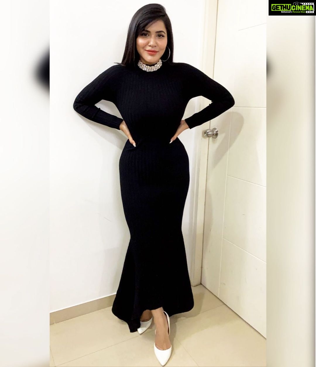 Ashu Reddy Instagram - Feels so tall, oh that heels 😝 Dress : @fashionnova 💙
