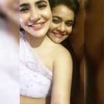Ashu Reddy Instagram - Thanks to my skin, it shines whenever it's surrounded by stars 🌟 ❤️ @actressrohini #creambiscuit #friendstime